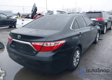 2015 Toyota Camry Le z USA, uszkodzony, nr VIN 4T1BF1FK1FU894352